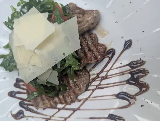 Gegrilltes Fleisch mit Rucola und Parmesan – Gästefoto von Dominik Mikulec