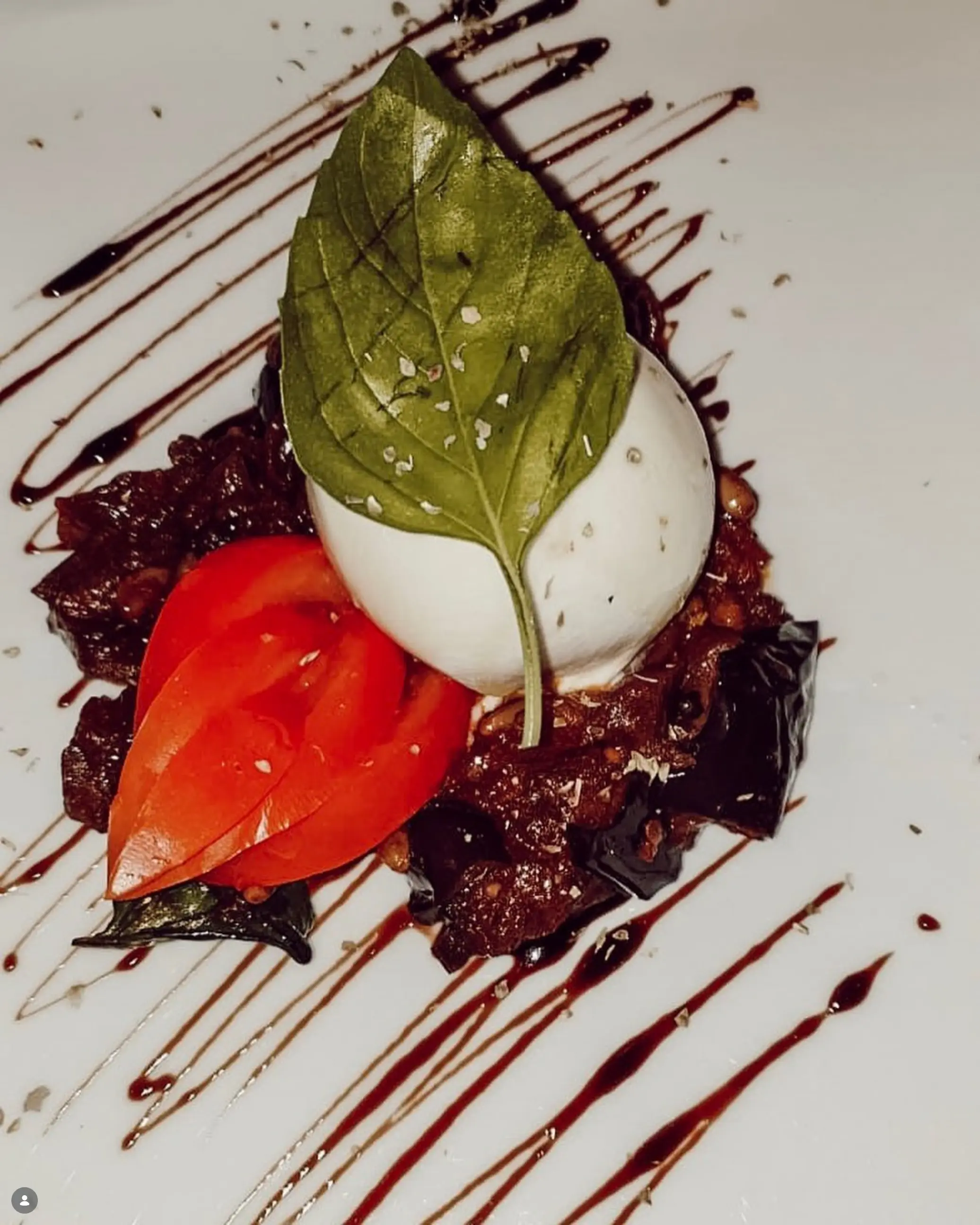 Burrata-auf-einem-Caponata-Bett