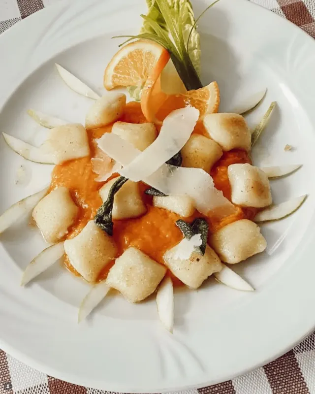 Gnocconi gefüllt mit Käse auf Kürbisbett