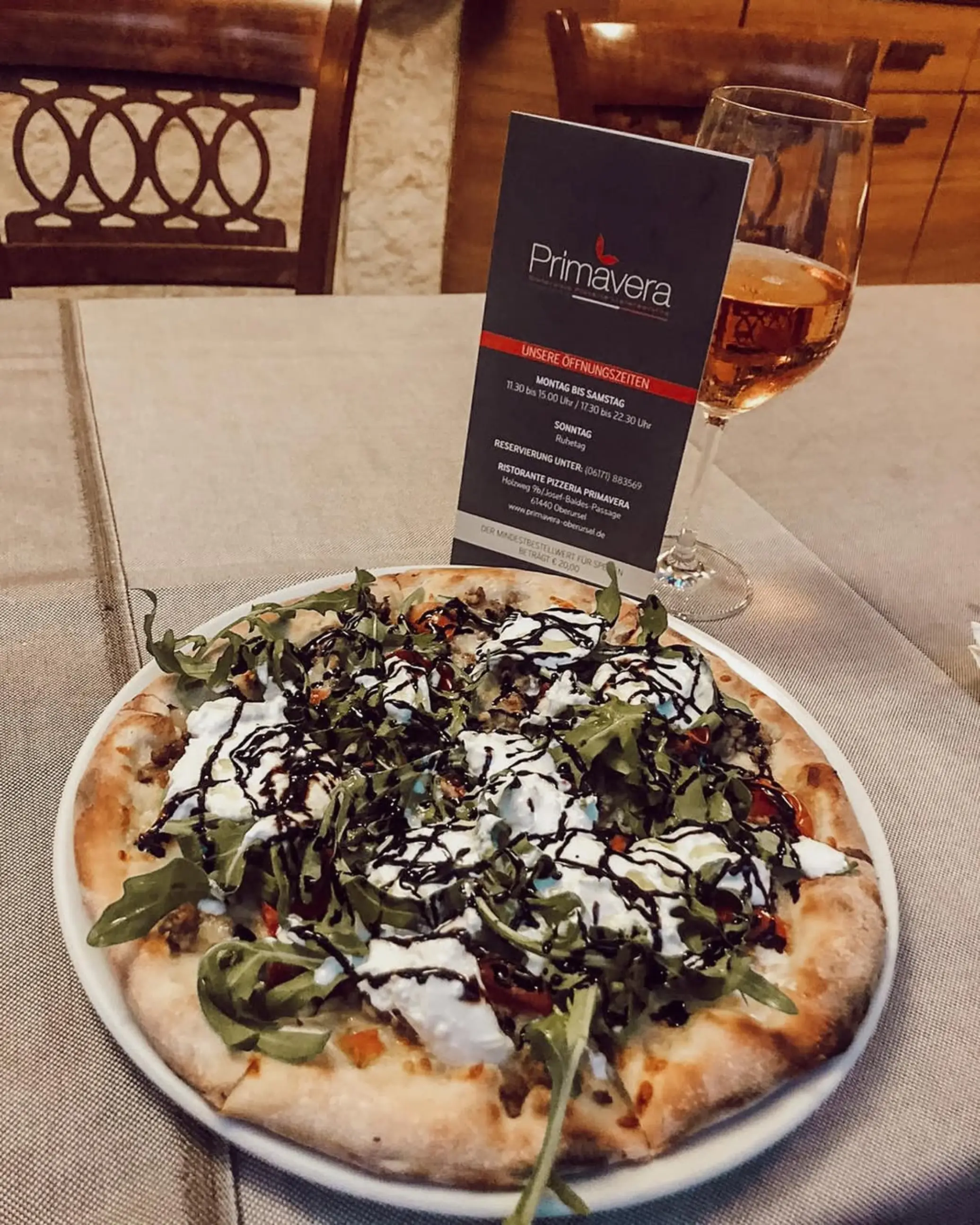 Spezial-Pizza-mit-Kalbshackfleisch-Burrata-und-Rucola