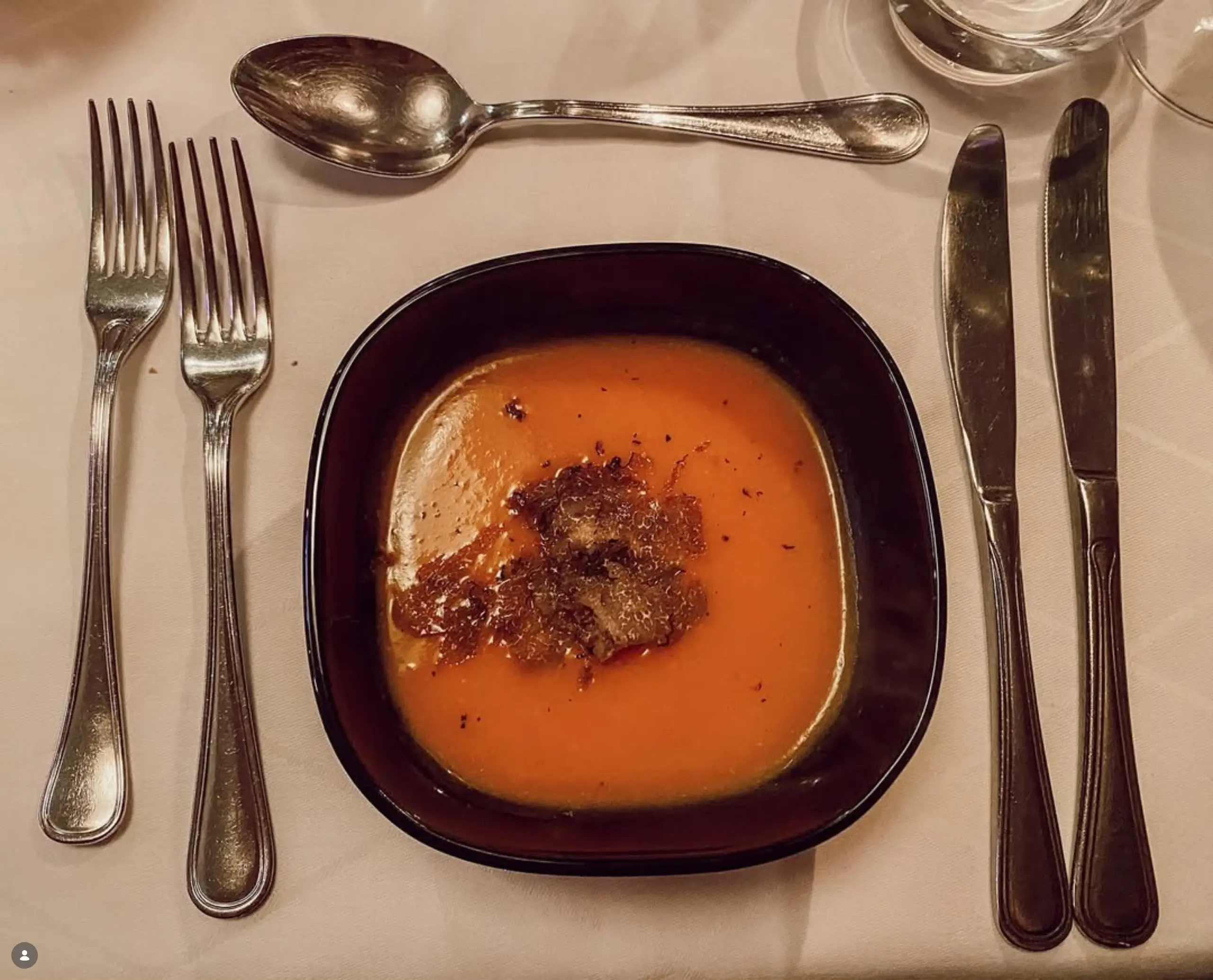 Trüffelabend-Kürbissuppe-mit-Ricotta-Burrata-und-Trüffel
